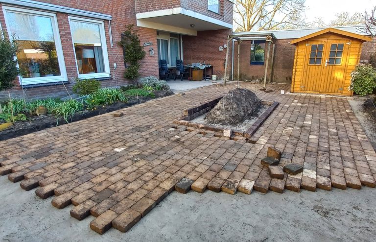 Bestrating van tuin in Sneek